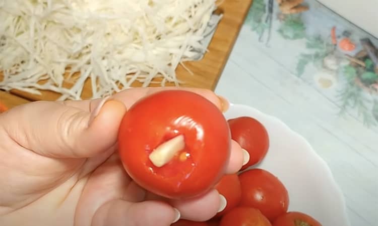 Заквашуємо капусту разом із осінніми помідорами. Навіть якщо вони були несмачними, перетворюються на закуску-хіт.