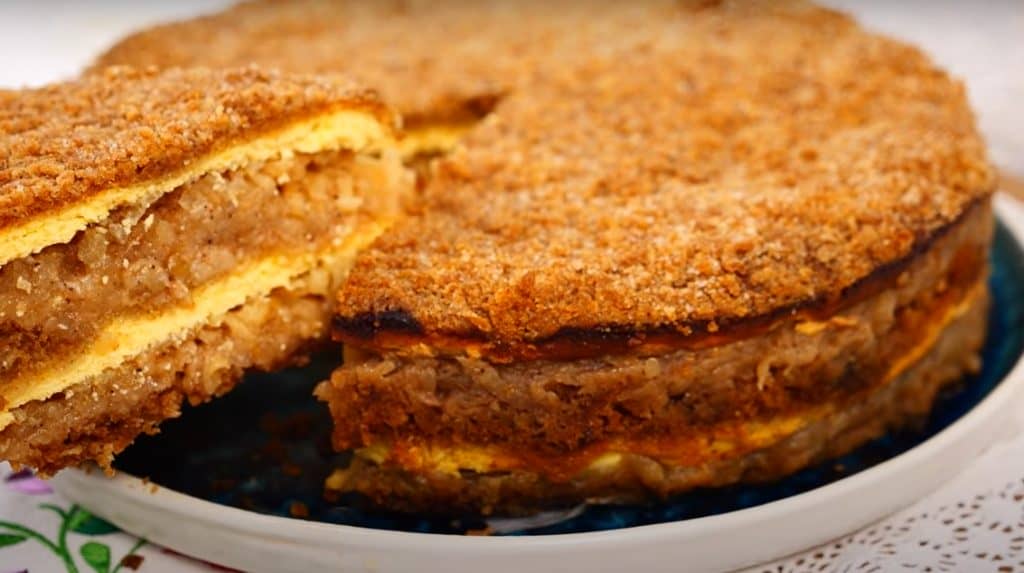 Ніжний пиріг-торт з сиром та яблуками