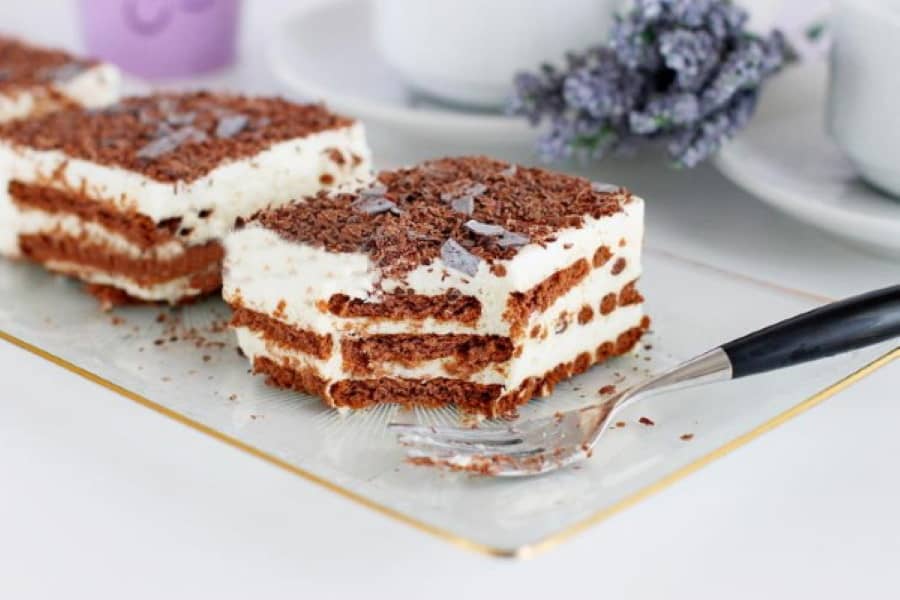 Простий рецепт торта без випічки із шоколадного печива зі сметанним кремом