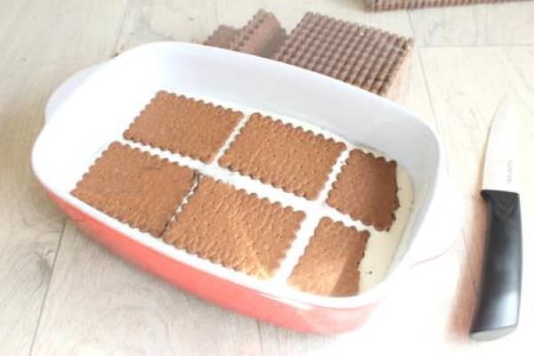 Простий рецепт торта без випічки із шоколадного печива зі сметанним кремом