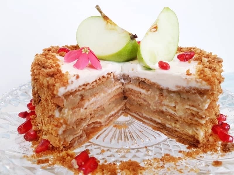 Торт медовик із яблуками (покроковий рецепт з фото)