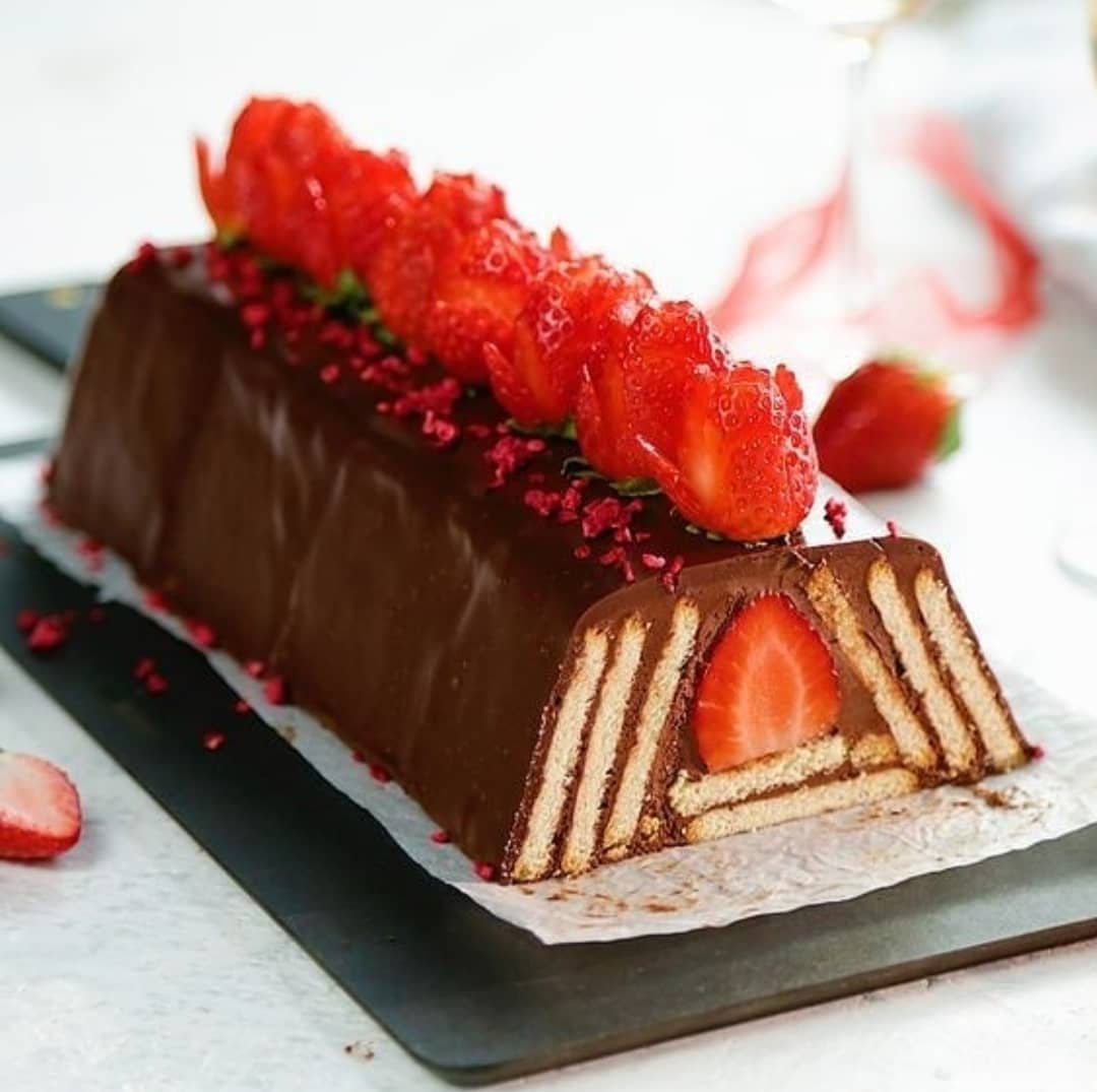 Шоколадно-фруктова піраміда - дуже смачний десерт без випічки. Наповнення можна змінювати за бачанням