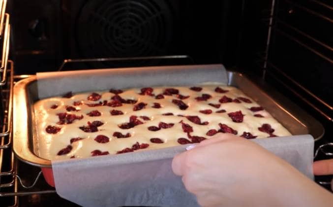 Торт з вишнею та сметанним кремом - покроковий рецепт з фото