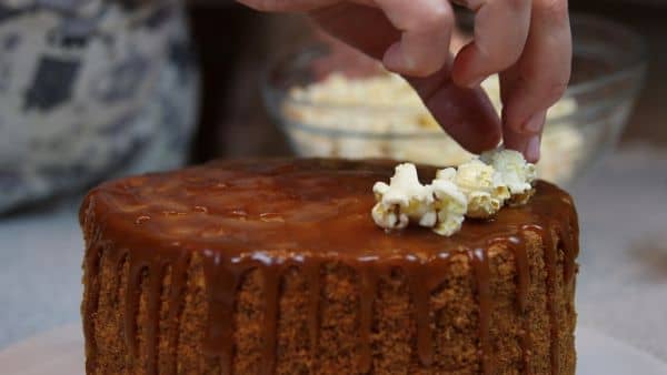 Торт «Карамельна дівчинка» - покроковий рецепт приготування з фото