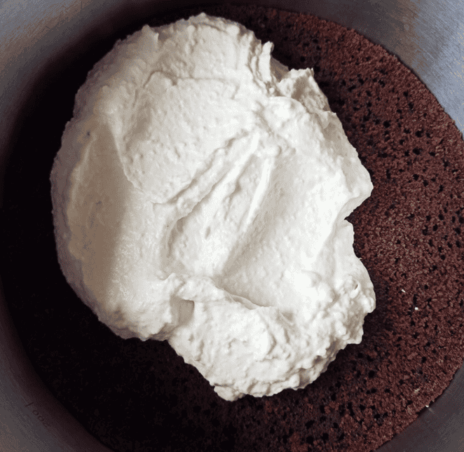 Шоколадний торт "Ягідна насолода" - покроковий рецепт приготування з фото