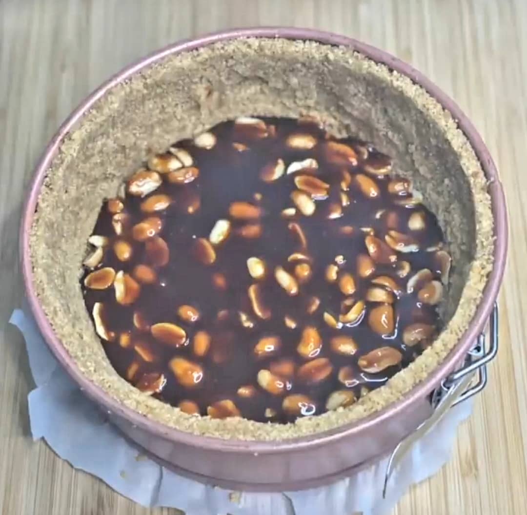 Чізкейк "Арахіс-Карамель-Малина" - швидкий та дуже смачний десерт без випічки
