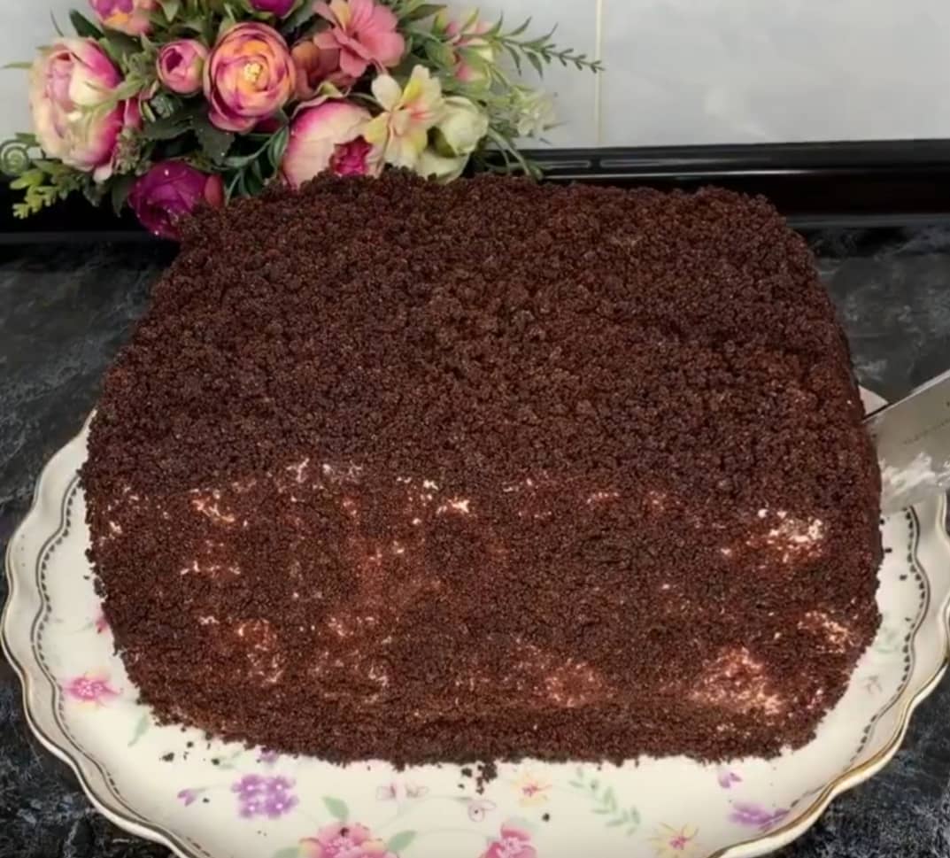 Торт "Шоколадна ніжність" - найпростіший покроковий рецепт приготування з фото. Бісквіт на окропі із содою