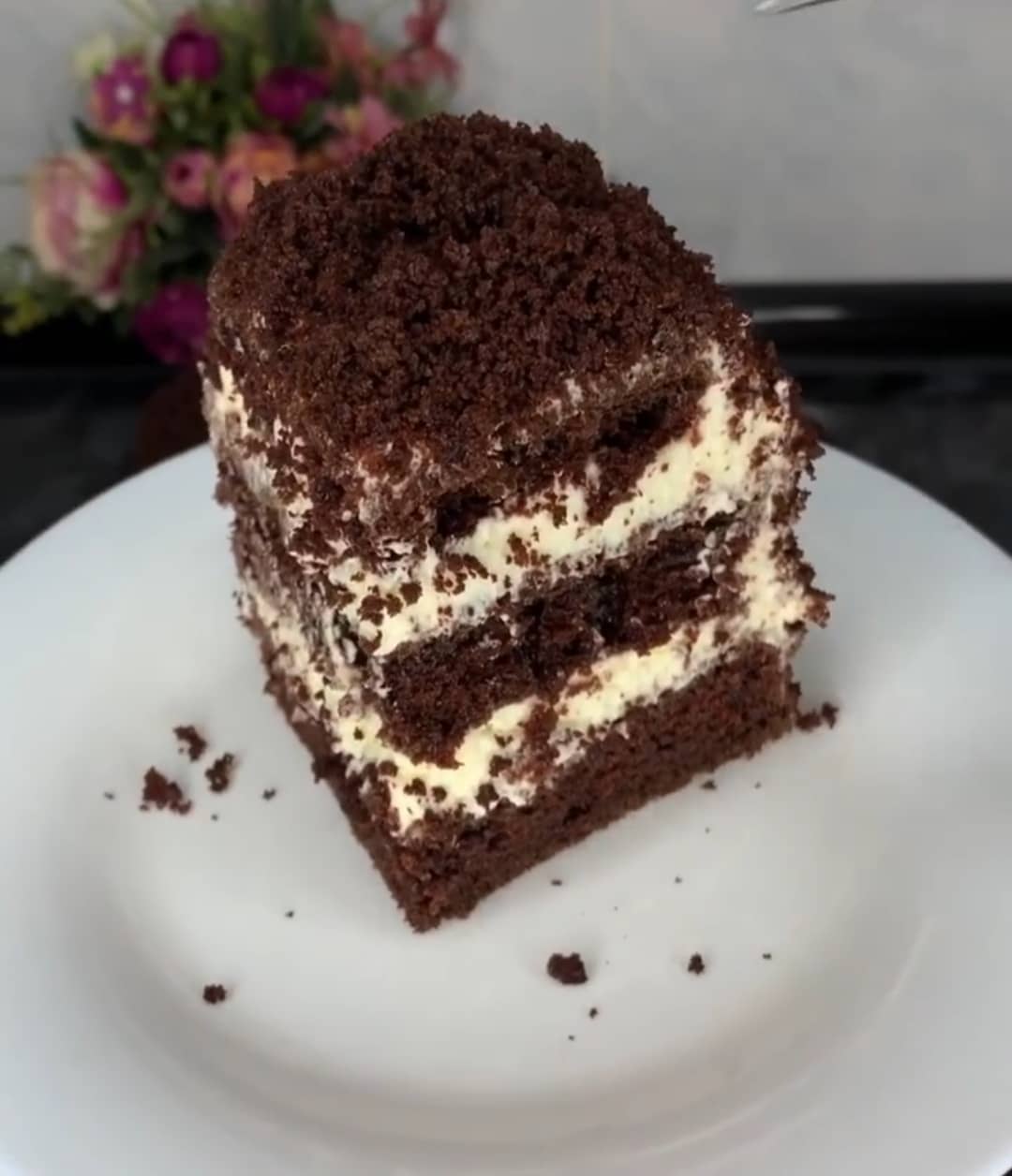 Торт "Шоколадна ніжність" - найпростіший покроковий рецепт приготування з фото. Бісквіт на окропі із содою