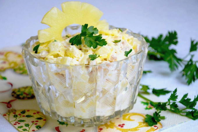 Простой салат с ананасом и куриным филе, рецепт с фото — adm-yabl.ru